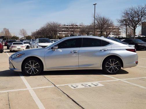 2023 Lexus ES 300h Base