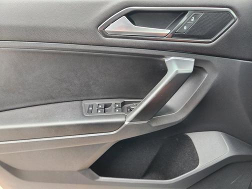 Platinum Gray Metallic 2018 Volkswagen Tiguan 2.0T SE 4MOTION