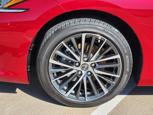 2025 Lexus ES 300h Base