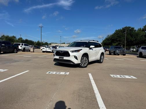 Pearl 2024 Toyota Highlander Platinum