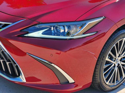 2025 Lexus ES 300h Base