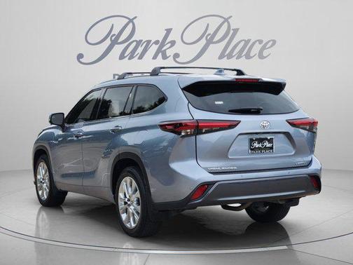Moon Dust 2024 Toyota Highlander Limited