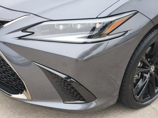 2024 Lexus ES 300h F SPORT Handling
