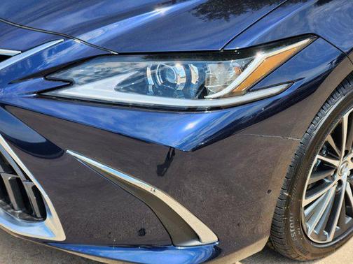 2025 Lexus ES 300h Base
