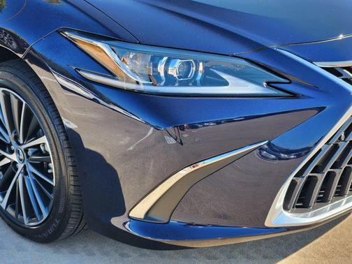 2025 Lexus ES 300h Base
