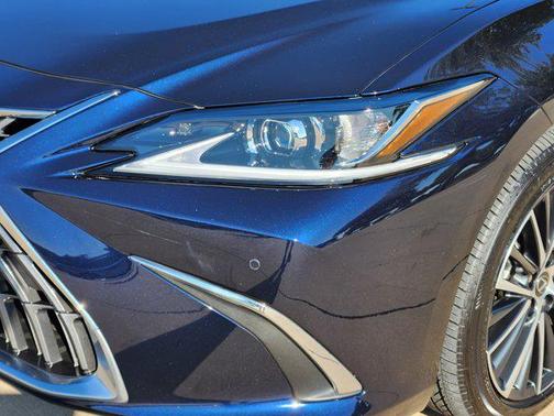 2025 Lexus ES 300h Base