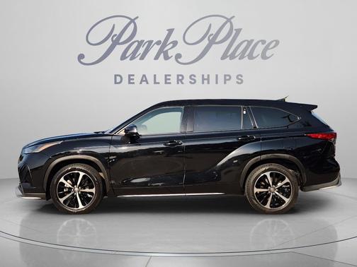 Midnight Black Metallic 2022 Toyota Highlander XSE