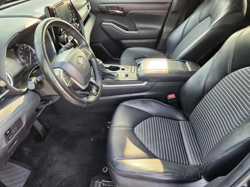 Midnight Black Metallic 2022 Toyota Highlander XSE