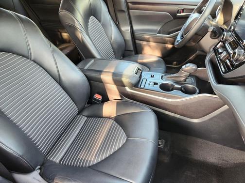 Midnight Black Metallic 2022 Toyota Highlander XSE