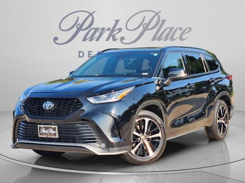 Midnight Black Metallic 2022 Toyota Highlander XSE
