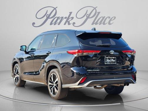 Midnight Black Metallic 2022 Toyota Highlander XSE