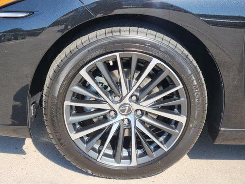 2025 Lexus ES 300h Base