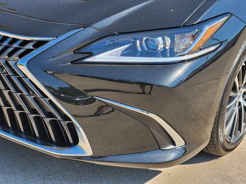 2025 Lexus ES 300h Base