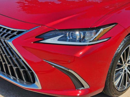 2025 Lexus ES 300h Base