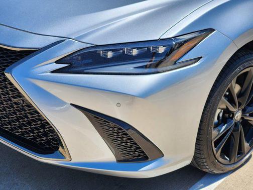 2024 Lexus ES 300h F SPORT Handling