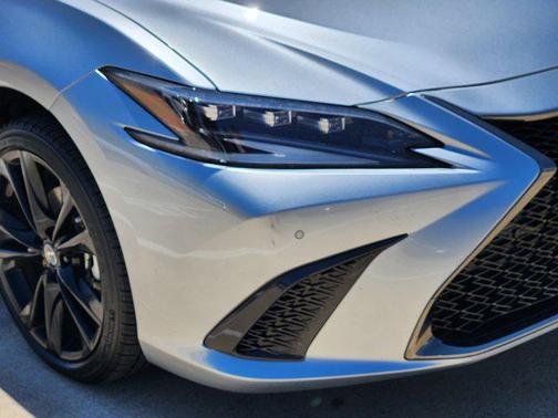 2024 Lexus ES 300h F SPORT Handling