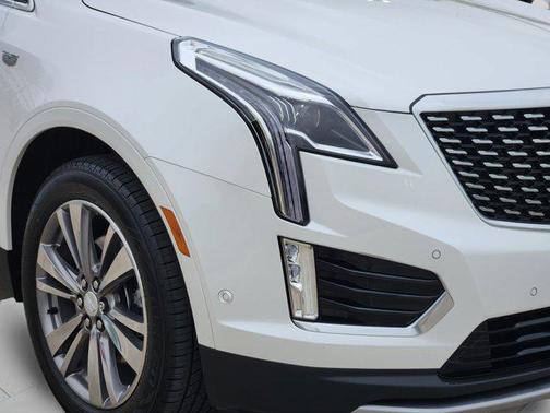 Crystal White Tricoat 2021 Cadillac XT5 Premium Luxury
