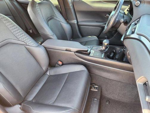 Obsidian 2020 Lexus UX 250h Base