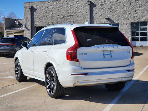 2022 Volvo XC90 T6 Momentum