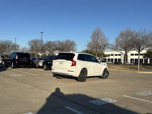 2022 Volvo XC90 T6 Momentum