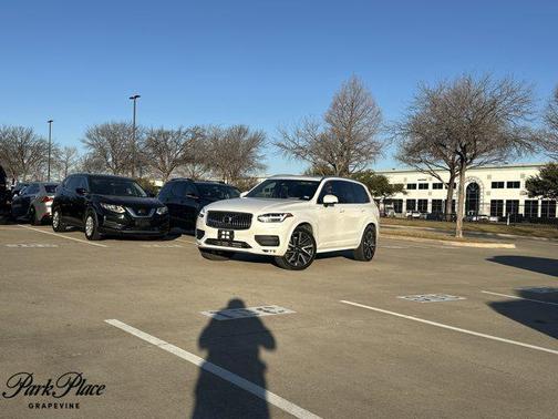 2022 Volvo XC90 T6 Momentum