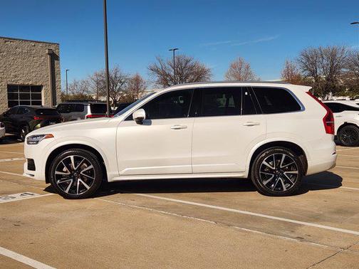 2022 Volvo XC90 T6 Momentum