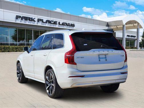 2022 Volvo XC90 T6 Momentum