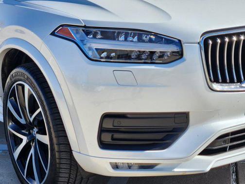 2022 Volvo XC90 T6 Momentum
