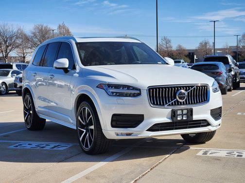 2022 Volvo XC90 T6 Momentum