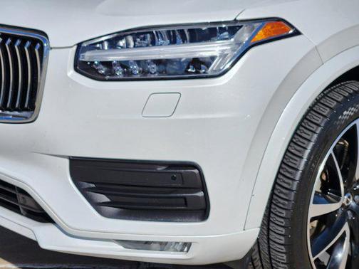 2022 Volvo XC90 T6 Momentum