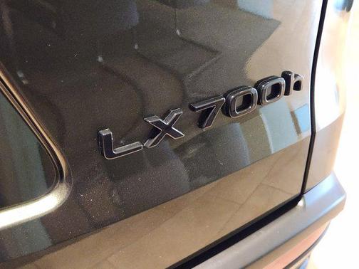 2026 Lexus LX 700h Luxury