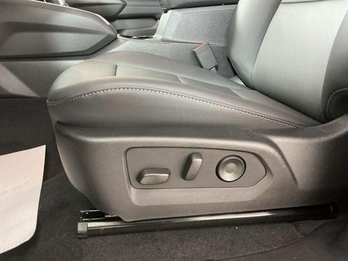 Radiant Red Tintcoat 2026 Chevrolet Colorado LT