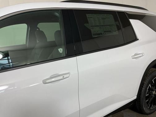 Summit White 2026 Chevrolet Traverse LT