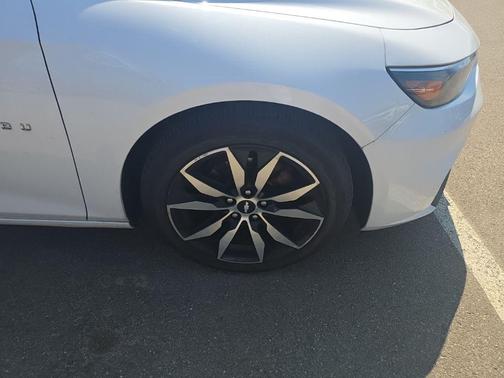 Iridescent Pearl Tricoat 2017 Chevrolet Malibu 1LT