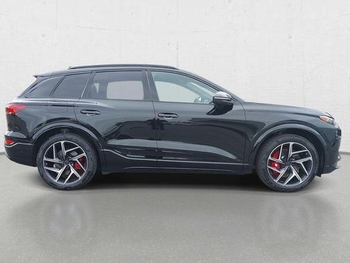 Mythos Black Metallic 2027 Audi SQ6 e-tron Premium Plus quattro