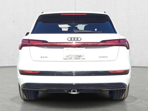 Glacier White Metallic 2023 Audi e-tron Premium Plus quattro