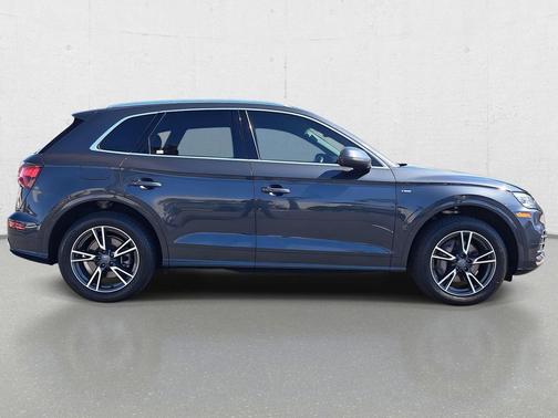 Manhattan Gray Metallic 2020 Audi Q5 Premium 55 TFSI e quattro S tronic