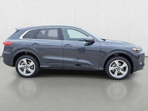 Tambora Gray Metallic 2026 Audi Q5 Premium Plus TFSI quattro S tronic