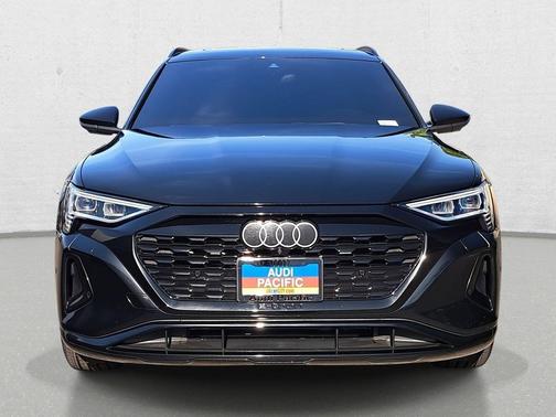Mythos Black Metallic 2024 Audi Q8 e-tron Premium Plus