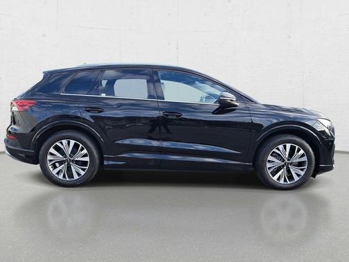 Mythos Black Metallic 2024 Audi Q4 e-tron Premium 40 RWD