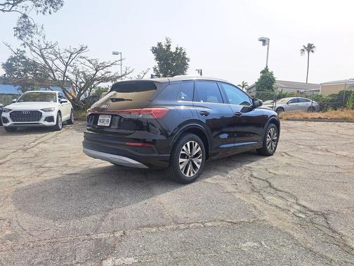Mythos Black Metallic 2024 Audi Q4 e-tron Premium 40 RWD