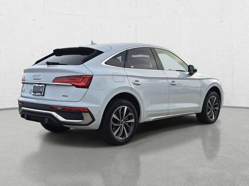 Glacier White Metallic 2023 Audi Q5 45 S line Prestige