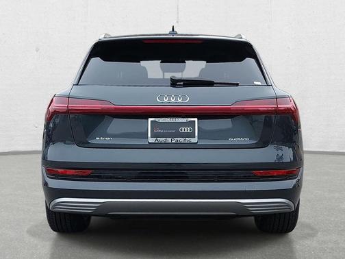 Manhattan Gray Metallic 2023 Audi e-tron Premium Plus quattro