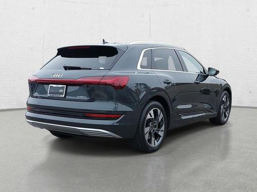 Manhattan Gray Metallic 2023 Audi e-tron Premium Plus quattro