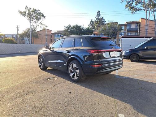 2025 Audi Q6 e-tron Premium quattro