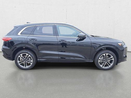 Mythos Black Metallic 2026 Audi Q5 Premium Plus TFSI quattro S tronic