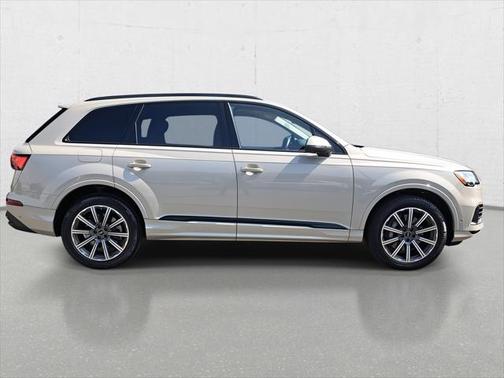 2022 Audi Q7 45 Premium Plus