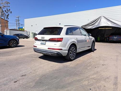 2022 Audi Q7 45 Premium Plus