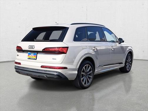 2022 Audi Q7 45 Premium Plus
