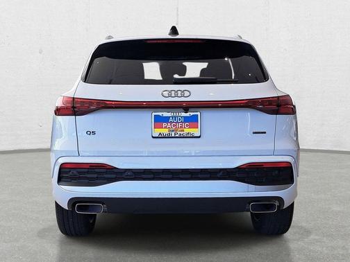 Glacier White Metallic 2026 Audi Q5 Premium Plus TFSI quattro S tronic